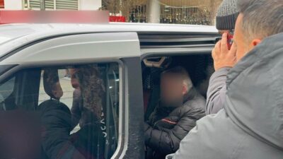 Eskişehir’de bir kuyumcuda sahte bilezikleri gerçek altınla takas etmeye çalışırken