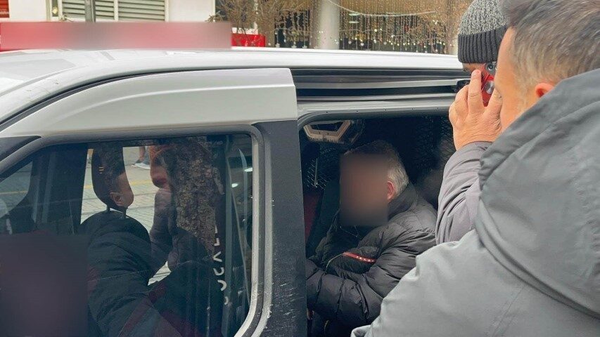 Eskişehir’de bir kuyumcuda sahte bilezikleri gerçek altınla takas etmeye çalışırken