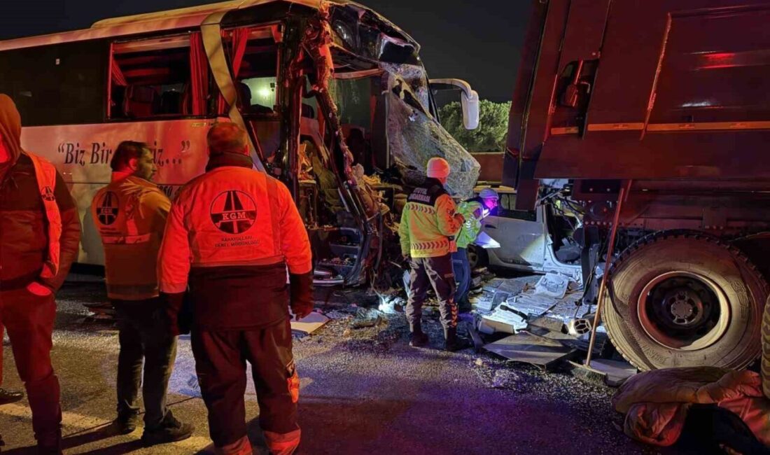 TEM Otoyolu’nun Sakarya kesiminde meydana gelen zincirleme trafik kazasında bir