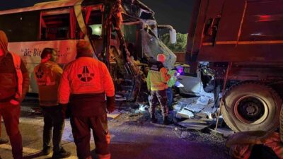 TEM Otoyolu’nun Sakarya kesiminde meydana gelen zincirleme trafik kazasında bir
