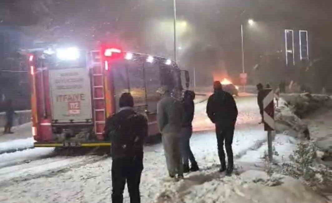 Samsun’un Canik ilçesinde, karla kaplı bir yolda ilerlerken cipte yangın