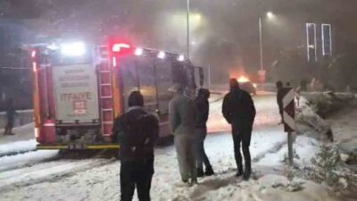 Samsun’un Canik ilçesinde, karla kaplı bir yolda ilerlerken cipte yangın