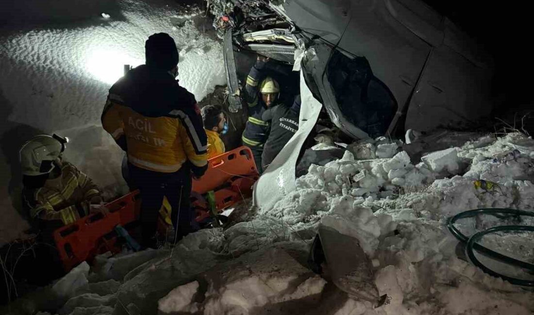 Diyarbakır’ın Bağlar ilçesinde bir aracın şarampole devrilmesi sonucu sürücüsü, itfaiye
