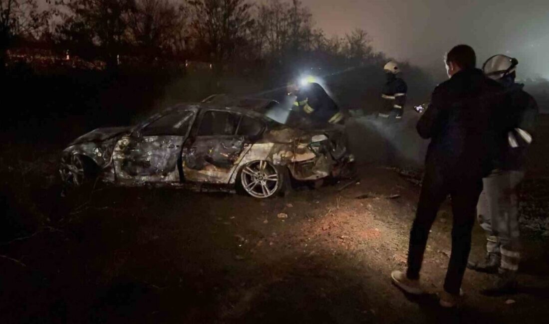Gaziantep’te, araçları kontrolden çıkarak şarampole uçan ve alev alan otomobilde