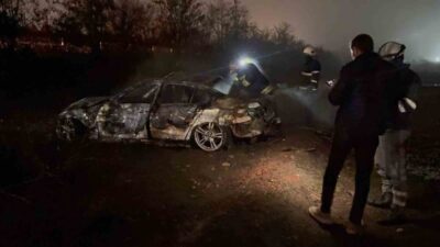 Gaziantep’te, araçları kontrolden çıkarak şarampole uçan ve alev alan otomobilde