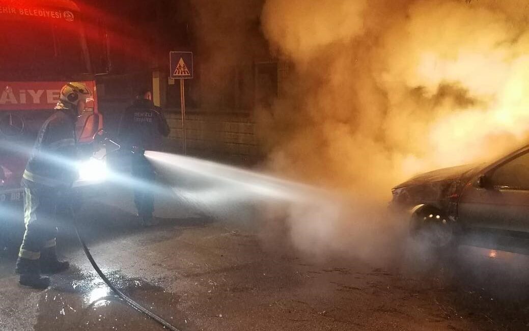 Denizli’nin Sarayköy ilçesinde park halindeki bir araç, çıkan yangın sonucunda