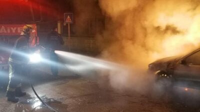 Denizli’nin Sarayköy ilçesinde park halindeki bir araç, çıkan yangın sonucunda