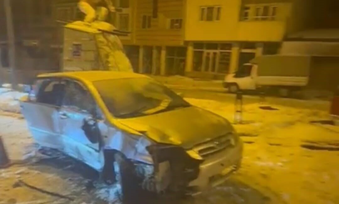 Sarıkamış’ta meydana gelen bir trafik kazasında 3 kişi yaralandı. Kaza,