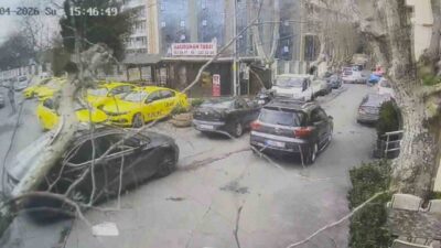 Sarıyer’de şiddetli rüzgarın etkisiyle devrilen bir ağaç, park halindeki bir