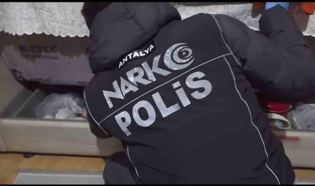 Serik ilçesinde polis ekipleri tarafından gerçekleştirilen eş zamanlı operasyonlarda 25