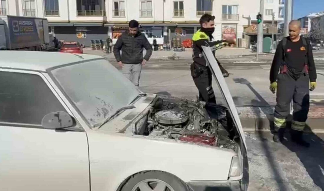 Aksaray’da bir FIAT aracının seyir halindeyken motor kısmından dumanlar çıkarak