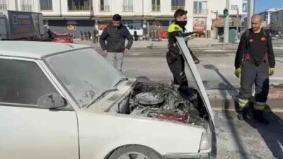 Aksaray’da bir FIAT aracının seyir halindeyken motor kısmından dumanlar çıkarak