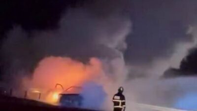 Diyarbakır şehrinde seyir halindeki bir otomobil aniden alev aldı. Olayda