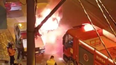 Bursa’da akşam saatlerinde bir otomobilde meydana gelen olayda önce dumanlar