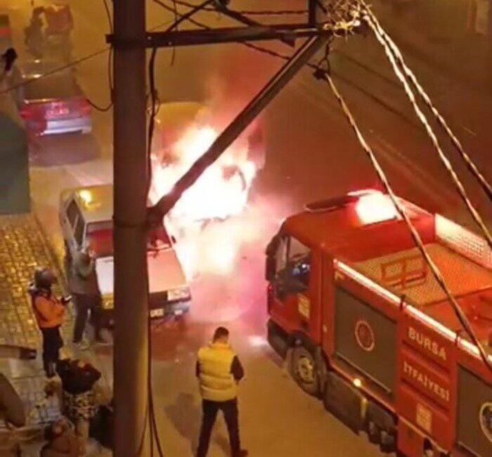 Bursa’da akşam saatlerinde bir otomobilde meydana gelen olayda önce dumanlar