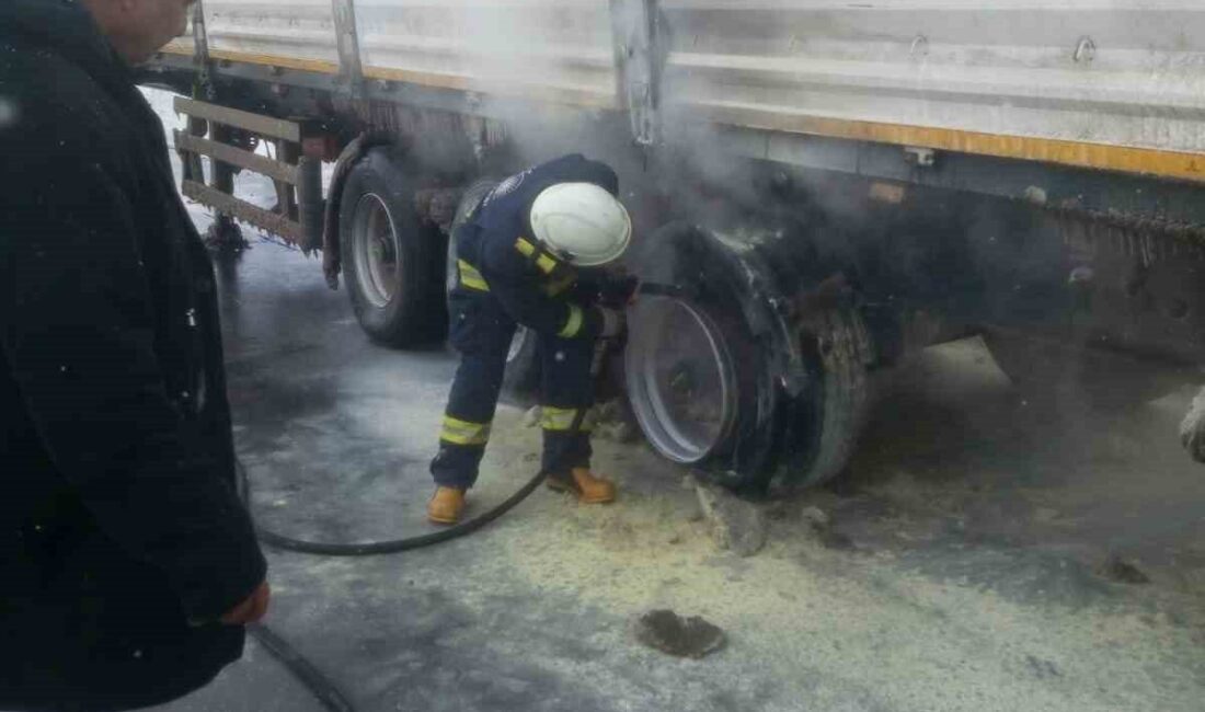 Van-Erciş kara yolu üzerinde seyir halinde olan bir tırın lastikleri