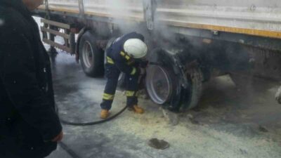 Van-Erciş kara yolu üzerinde seyir halinde olan bir tırın lastikleri
