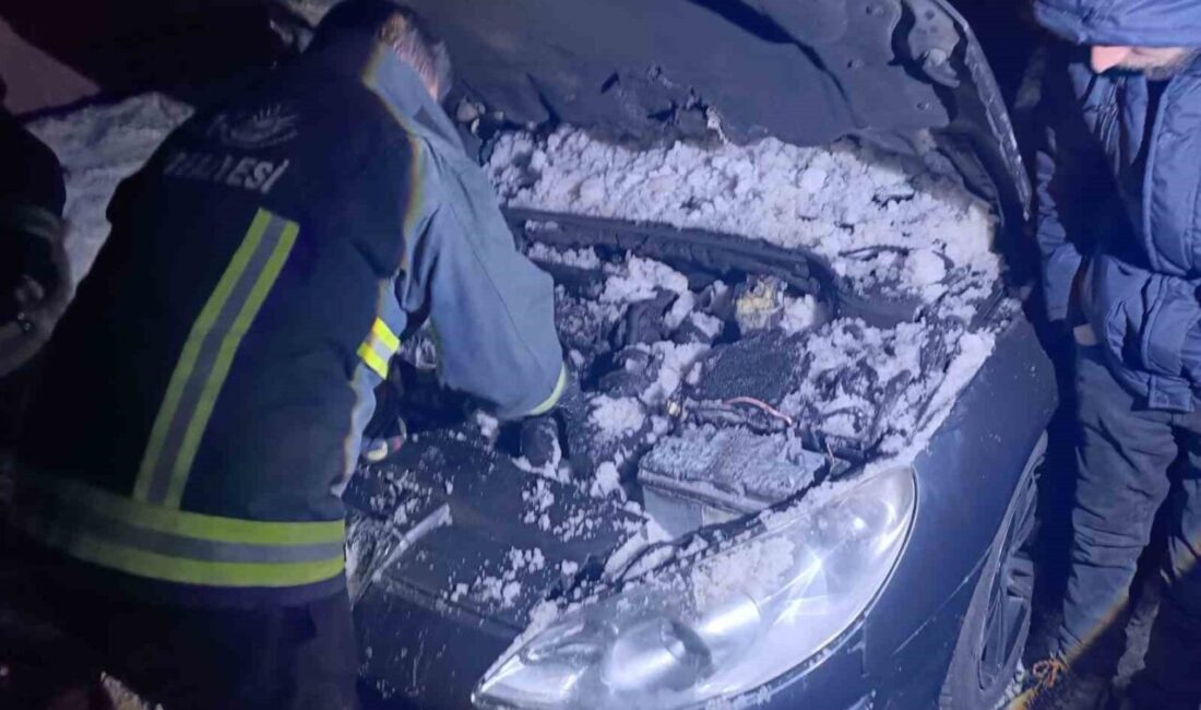Erciş ilçesinde seyir halindeki bir aracın motorunda çıkan yangına kar