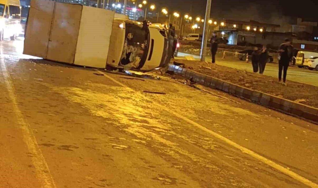 Siirt’in Kurtalan ilçesinde meydana gelen trafik kazasında, hafif ticari araç