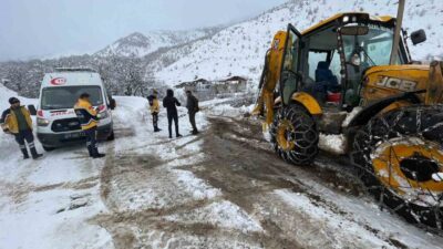 Siirt ilinde yaşanan kar yağışı nedeniyle mahsur kalan hastalar, açılan