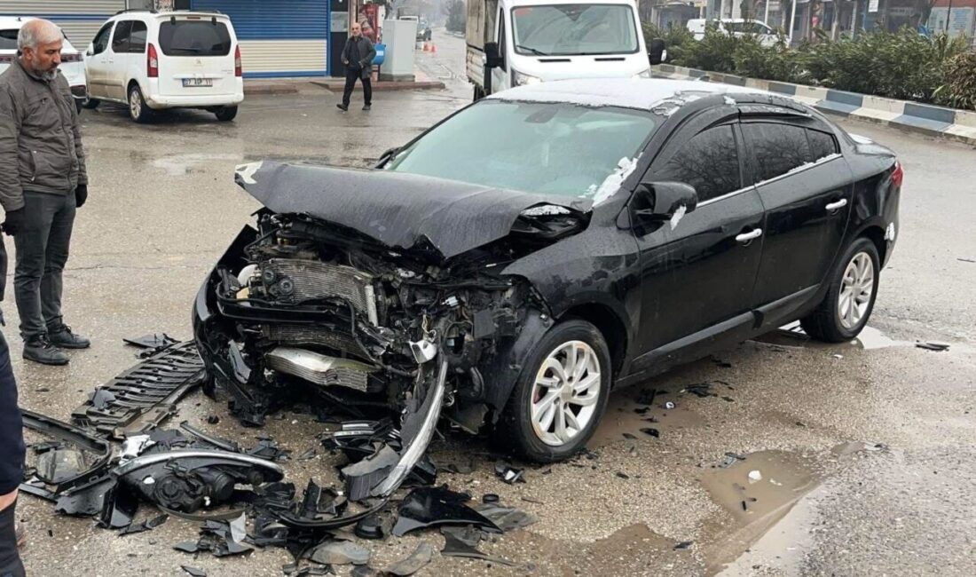 Siirt’in Kurtalan ilçesinde, Kervan Caddesi’nde meydana gelen trafik kazasında refüje