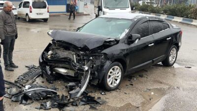 Siirt’in Kurtalan ilçesinde, Kervan Caddesi’nde meydana gelen trafik kazasında refüje