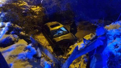 Sinop’ta bir otomobilin buzlanma sebebiyle kontrolünden çıkarak dereye düşmesi sonucu