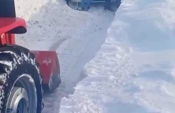 Sivas’ta bir yolcu midibüsü kar tarafından saplandı ve mahsur kaldı.