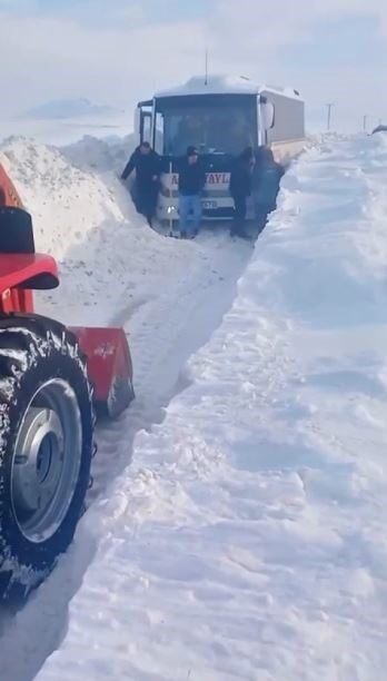 Sivas’ta bir yolcu midibüsü kar tarafından saplandı ve mahsur kaldı.