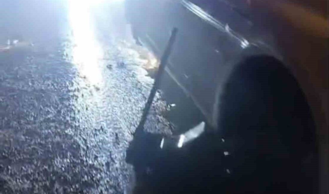 Şanlıurfa’nın Siverek ilçesi ile Diyarbakır arasındaki karayolunda meydana gelen çukur,
