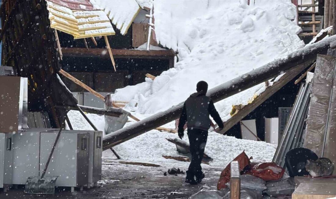 Sivas’ta, şiddetli kar yağışının etkisiyle bir işyeri ile bir otopark