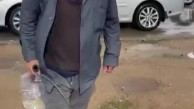 Adana’da, meyve suyu koyduğu sonda tüpüyle hasta gibi davranarak dilencilik