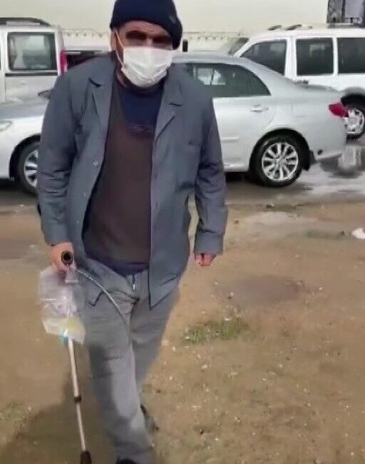 Adana’da, meyve suyu koyduğu sonda tüpüyle hasta gibi davranarak dilencilik