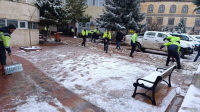Sorgun Belediyesi ekipleri, gece saatlerinde başlayan kar yağışının etkilerini azaltmak