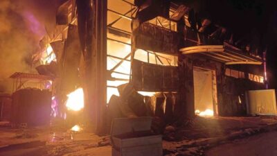 Hatay ilinde mobilyacılar sanayi sitesinde meydana gelen yangın, sünger deposunda
