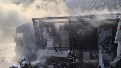 Hatay’da bulunan Cilvegözü Sınır Kapısı’nda, Suriye’ye geçmek için bekleyen eşya