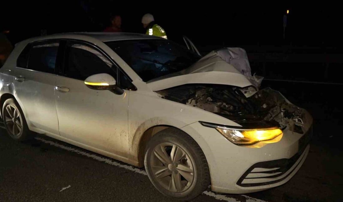 Kırıkkale’de, Yukarımahmutlar köyü yakınlarında meydana gelen trafik kazasında bir otomobil,