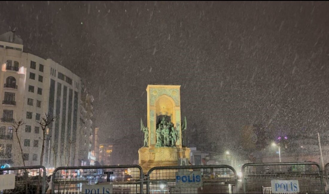 İstanbul’da Meteoroloji Genel Müdürlüğü tarafından yapılan açıklamanın ardından kar yağışı,
