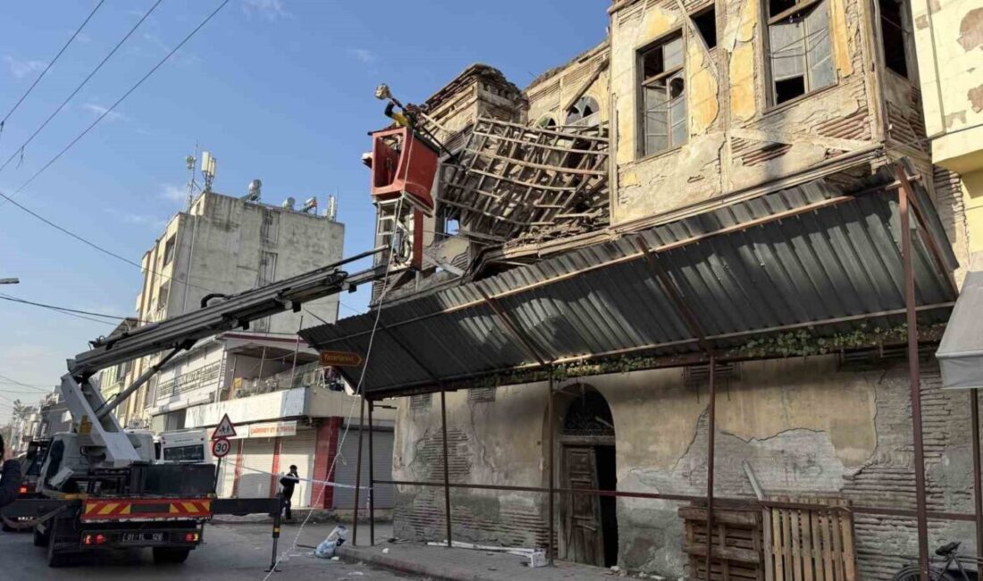Adana’da, Yeşilay Caddesi’nde bulunan tarihi bir binanın çatısında sabah saatlerinde