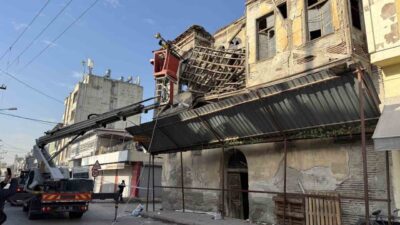Adana’da, Yeşilay Caddesi’nde bulunan tarihi bir binanın çatısında sabah saatlerinde