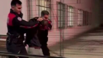 Adana’da, Çarkıpare Mahallesi’nde bir kişi, arkadaşıyla yaşadığı anlaşmazlık sonucunda tabanca