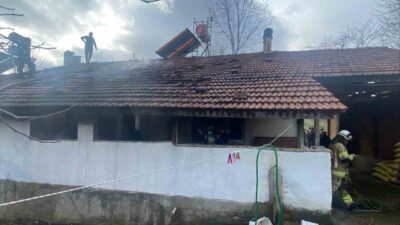 Bursa’nın İnegöl ilçesinde yaşayan yalnız bir adamın evi, bir yangın