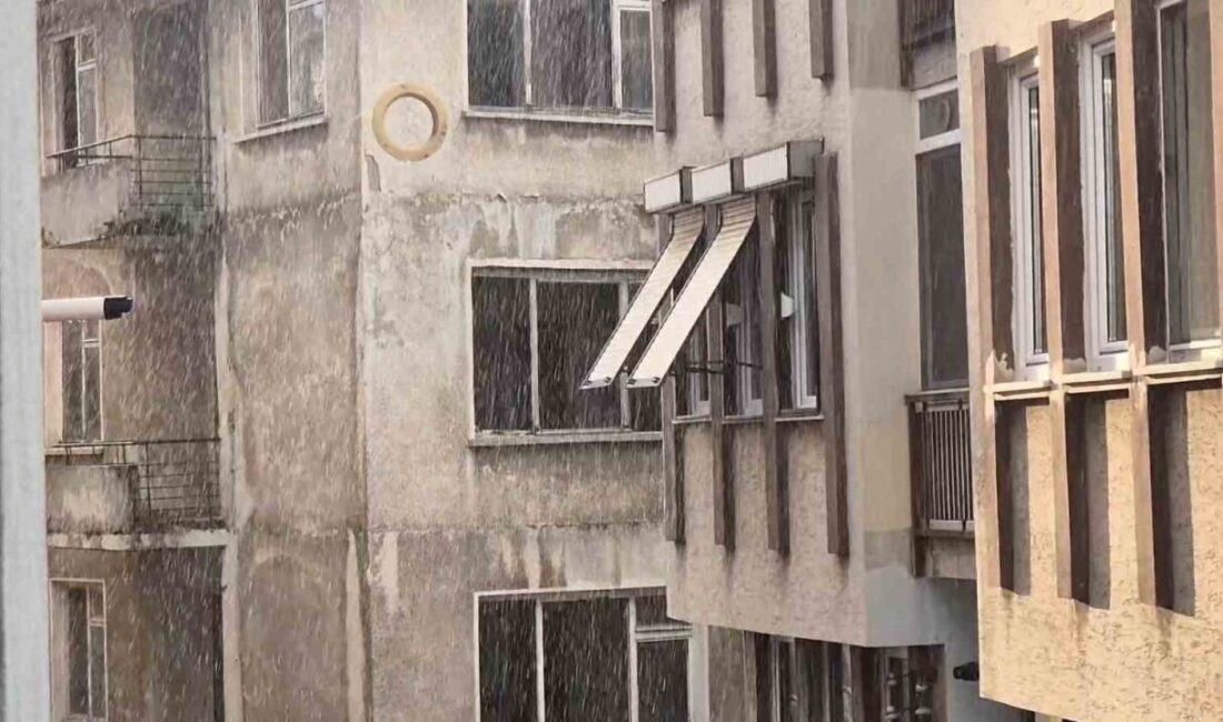 Tekirdağ’ın Süleymanpaşa ilçesinde meydana gelen şiddetli yağmur, hızla doluya dönüşerek