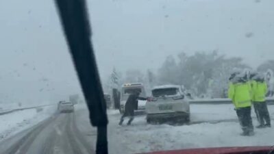 TEM Otoyolu’nun Bolu Dağı Tüneli bölgesinde etkili olan yoğun kar