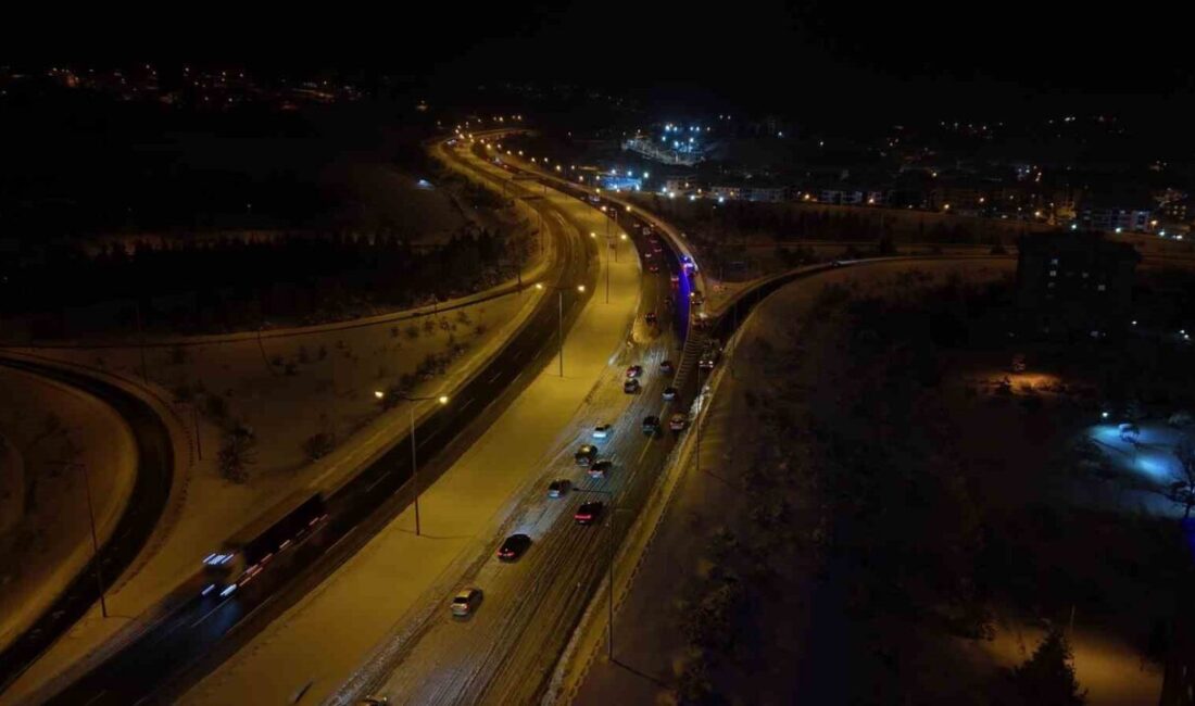 TEM Otoyolu’nun Bolu geçişinde, ağır kar yağışı nedeniyle kayan tırların