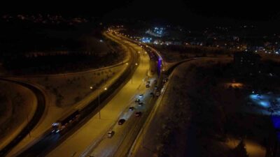 TEM Otoyolu’nun Bolu geçişinde, ağır kar yağışı nedeniyle kayan tırların