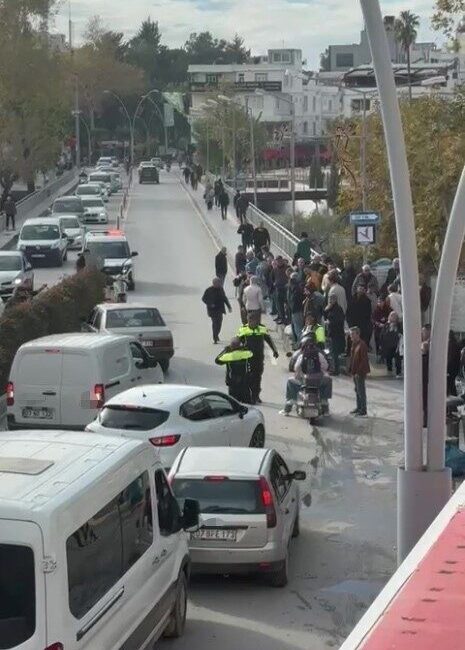 Manavgat, Antalya ilçesinde bir otomobil ile ters yönden gelen bir