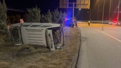Afyonkarahisar’da meydana gelen trafik kazasında, bir tırın kontrolü kaybederek şarampole