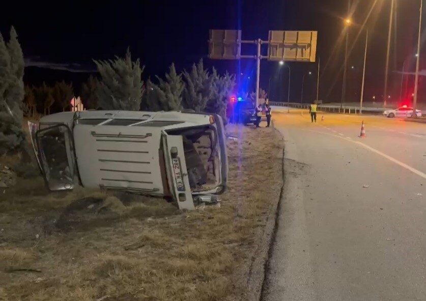 Afyonkarahisar’da meydana gelen trafik kazasında, bir tırın kontrolü kaybederek şarampole