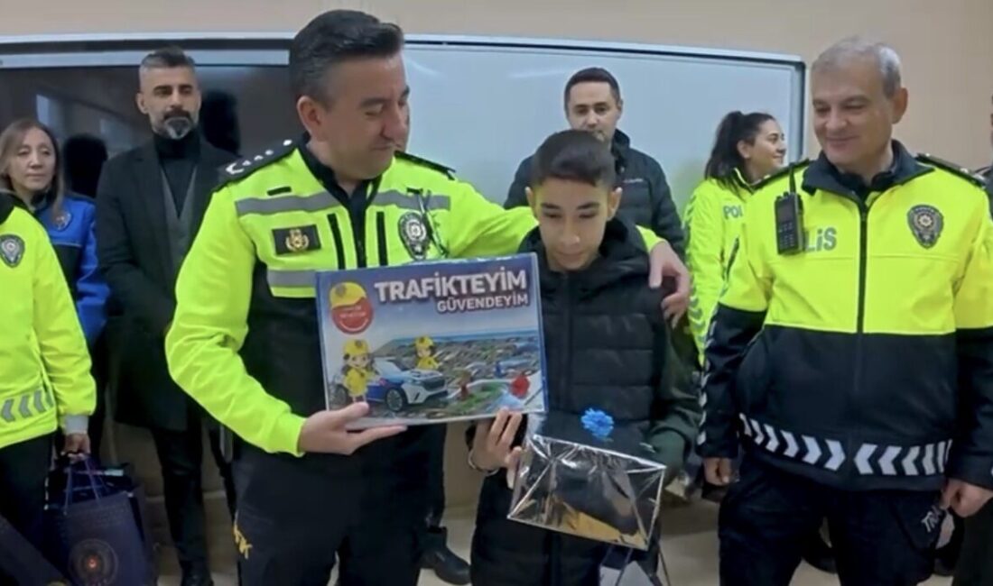 Samsun’da son kar yağışı esnasında trafik levhalarını temizleyerek trafik güvenliğine